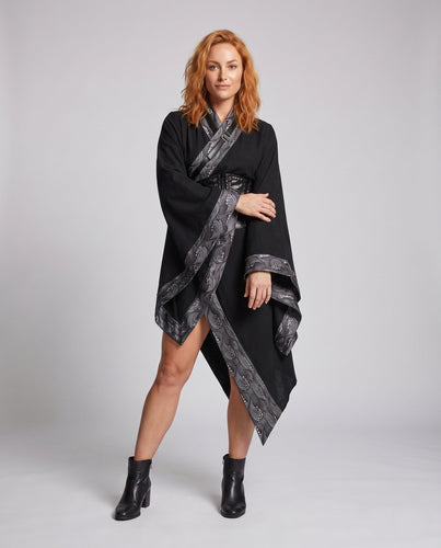 Damen Historisches Kostümkleid mit Eleganten Ärmeln und Künstlerischen Schnürdetails Echo Archiv