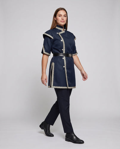 Damen historisches Kostümkleid mit kunstvollen Verzierungen und Gürtel – Élara