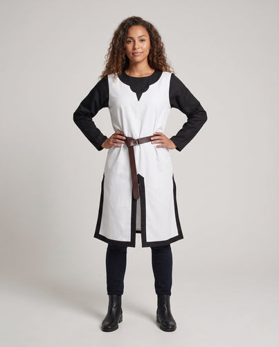 Damen historisches Mittelalterkleid mit verzierten Ärmeln und dekorativem Gürtel Echo Archiv