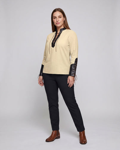Damen historisches Shirt mit dekorativen Schnürdetails und kunstvollen Ärmeln – Maréline