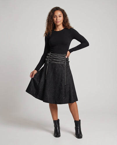 Damen modischer Rock mit dekorativen Riemen und Kettenakzenten Echo Archiv