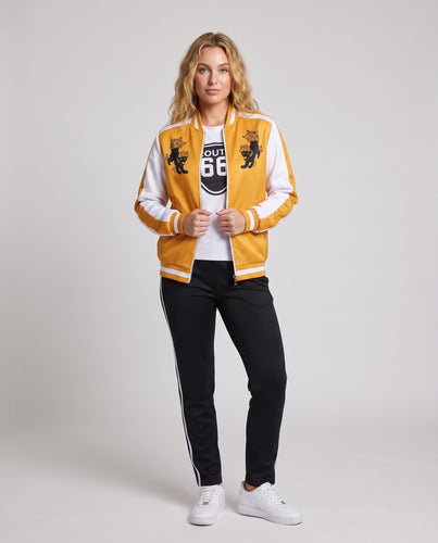 Damen sportliches Outfit mit stylischer Jacke und bequemen Jogginghosen Echo Archiv