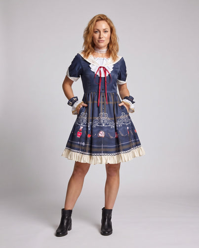Damen verspieltes Gothic-Kleid mit eleganten Rüschendetails und kunstvollen Accessoires Echo Archiv