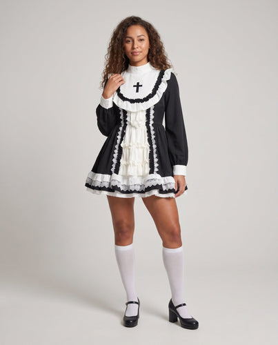 Damen Mittelalterliches Kleid mit Spitzenakzenten und Rüschendetails Echo Archiv
