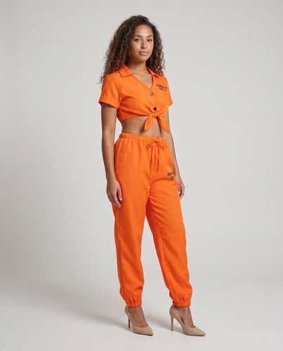 Damen Kostümset im Gefängnisstil mit kurzem Oberteil und Bundhose Echo Archiv