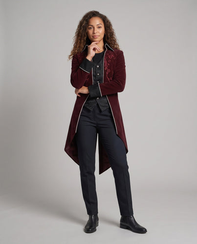 Damen Eleganter Gothic-Mantel mit kunstvollen Verzierungen Echo Archiv
