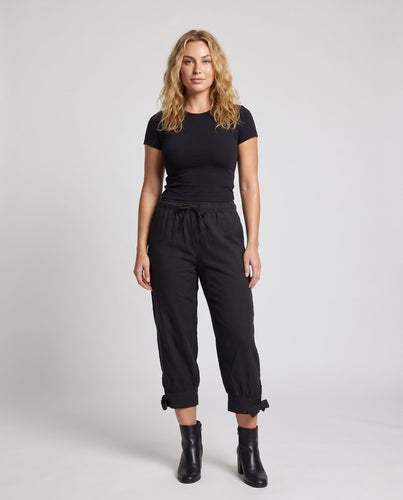 Damen Freizeit Sommerhose mit verstellbarem Bund und stilvollen Knoten Echo Archiv
