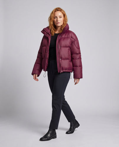 Damen Nan Short Boxy Puffer mit ergonomischer Kapuzenkragen, verstellbarem Saum und verdeckter Frontblende