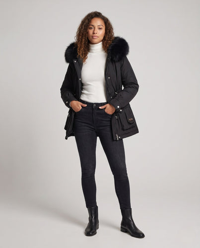 Damen kurze isolierte Utility-Parka mit modularen Cargo-Taschen und voluminösem Fellkragen