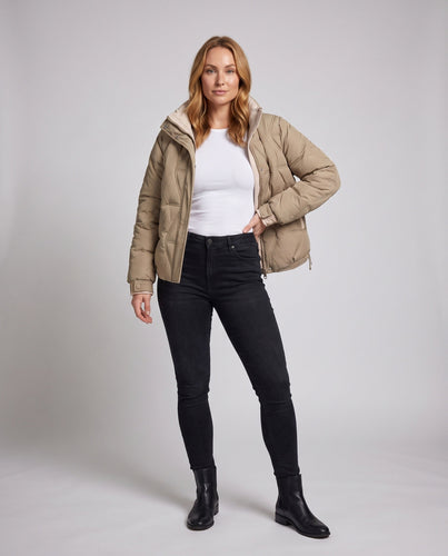 Frauen nan kürzere ultraleichte thermo boxy bluse mit ergonomischem schulterfit und verdecktem druckknopfverschluss