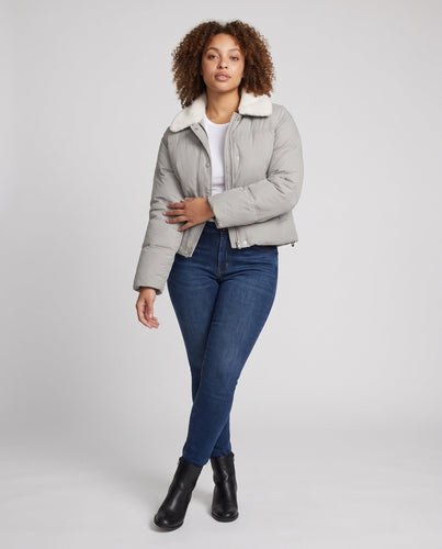 Damen kurze gepolsterte Pufferjacke mit Teddy-Kragen, verdeckter Druckknopfblende und Isolierung für Reisen