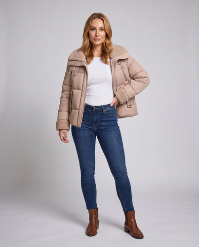 Damen kurze gepolsterte gesteppte Parka mit voluminösem Teddy-Kragen, tailliertem Gürtel und verdecktem Reißverschluss