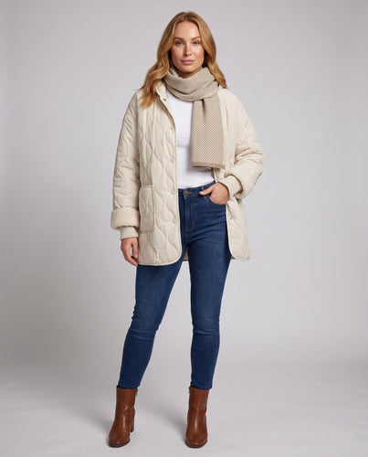 Damen Nan leichte gesteppte kurze Jacke mit organischer Wellensteppung, Teddybündchenärmeln und großen aufgesetzten Taschen