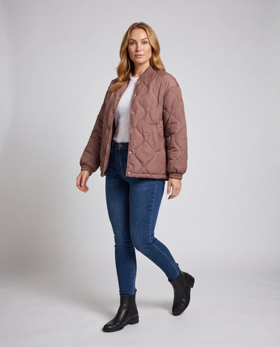 Leichte gesteppte Kurzjacke für Damen mit Wolkensteppung und Druckknopfverschluss