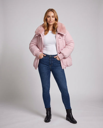 Damen moderne oversized Pufferjacke mit voluminösem Teddy-Kragen, verdecktem Zwei-Wege-Reißverschluss und verstellbarem Saum