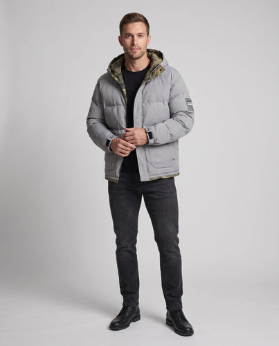 Kurzarm Thermo-Steppparka für Herren mit Kapuze, aufgesetzten Klappentaschen, verdeckter Knopfleiste und camouflaged gefüttertem Innenraum