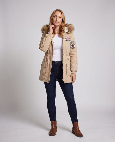 Damen Parka-Mantel im Utility-Stil mit gesteppter thermischer Fütterung und Abzeichen-Details Echoarchiv