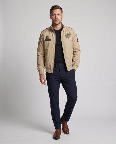 Fliegerjacke im Pilot-Stil für Herren mit vollflächigem Teddy-Futter und Abzeichenapplikationen Echoarchiv
