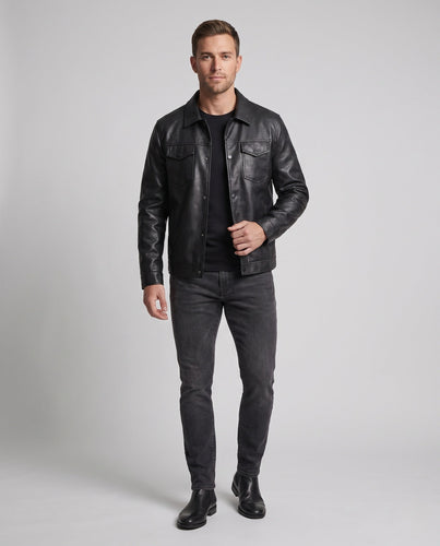 Herren Faux-Leder Truckerjacke mit geprägtem Monogramm, Druckknopfverschluss und Klapptaschen Echoarchiv