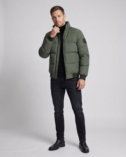 Herren Kurzblouson im gesteppten Puffer-Look mit winddichter äußeren Schicht und gerippten Abschlüssen Echoarchiv