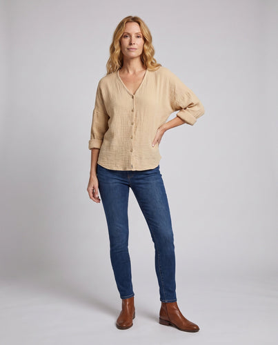 Damen leichte Baumwollgaze-Bluse mit V-Ausschnitt, durchgehender Knopfleiste und oversized Schnitt Echoarchiv