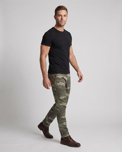 Herren Chino-Hosen im Camouflage-Design, maßgeschneidert und tapered mit aufgerolltem Saum Echoarchiv