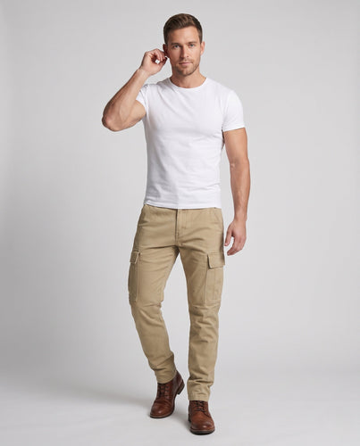 Herren Lockere Cargo-Hose mit Versteifungen an den Knien und mehreren Taschen Echoarchiv