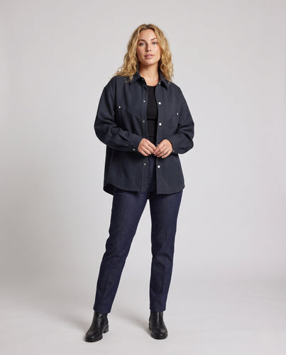 Unisex Oversize Hemdjacke im Boxy-Schnitt mit Druckknopfleiste & minimalistischem Workwear-Design