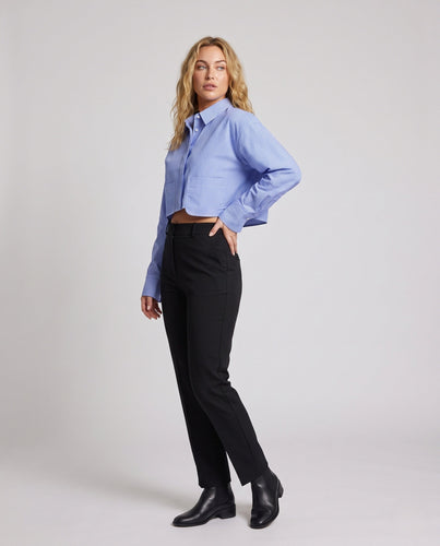 Damen Cropped Oversize‑Hemdbluse mit verdeckter Knopfleiste und großen Fronttaschen Echoarchiv