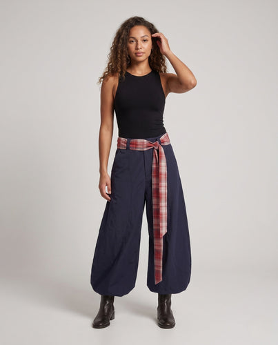 Damen locker sitzende modische Hose mit Gürtel Echoarchiv