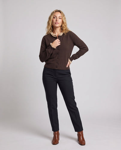 Damen Eleganter Feinstrick-Cardigan mit kontrastierendem Rüschkragen und bezogenen Zierknöpfen Echoarchiv