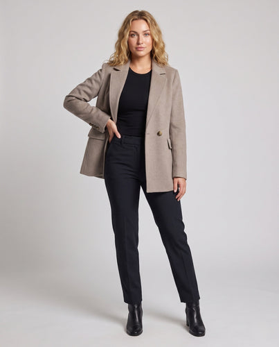 Damen Eleganter Kurzmantel im Blazerstil mit Notch‑Revers und aufgesetzten Patten‑Taschen Echoarchiv