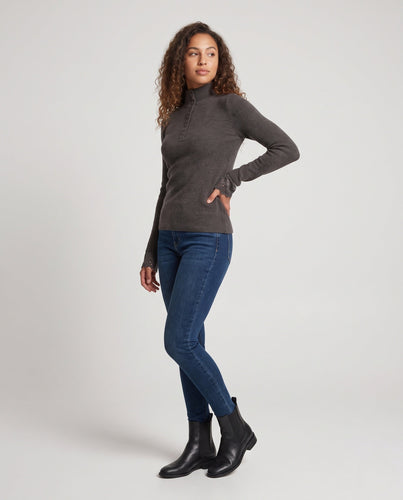 Damen Feiner Stehkragenpullover mit dekorativer Knopfleiste und Spitzenmanschetten Echoarchiv