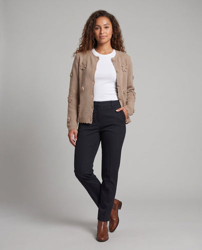 Damen Feinstrick-Cardigan mit Ajourstruktur, gehäkelten Blumen und dekorativer Knopfleiste Echoarchiv