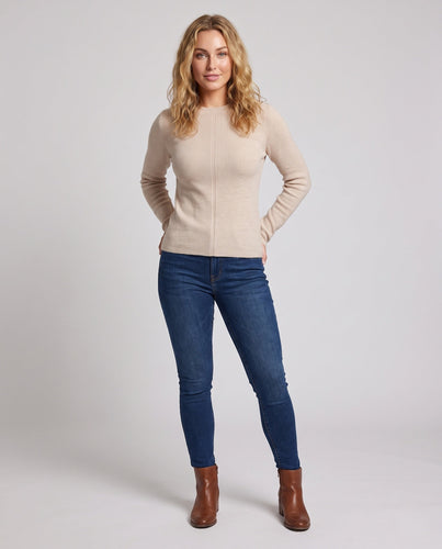 Damen Feinstrick-Mockneckpullover mit feiner Rippenstruktur, verlängerten Ärmeln und Knopfmanschette Echoarchiv