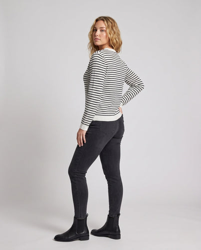 Damen feinstrickpullover mit zartem Streifenmuster, Bootsausschnitt und kaschmirähnlichem Gefühl Echoarchiv