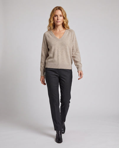 Damen feiner Strickpullover mit weichem V-Ausschnitt, leichter Oversized-Silhouette und gerippten Bündchen Echoarchiv