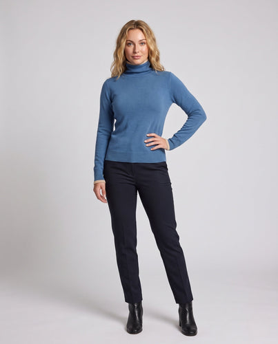 Damen Figurnaher Feinstrick-Rollkragenpullover mit kontrastbesetzten Bündchen und kaschmirähnlicher Haptik Echoarchiv