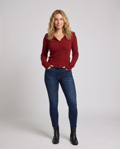 Damen Figurnahes Feinstrick-Cardigan mit kleinem Reverskragen und feiner Rippenstruktur Echoarchiv