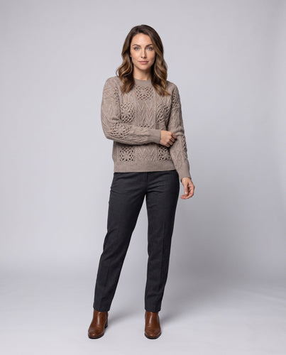 Damen Flauschiger Strukturstrick-Pullover mit Zopfmuster und Ajourblüten-Paneelen Echoarchiv