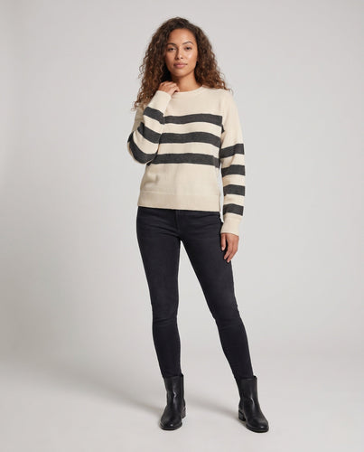 Damen Gestreifter Feinstrickpullover mit Rundhals, überschnittener Schulter und lockerer Silhouette Echoarchiv
