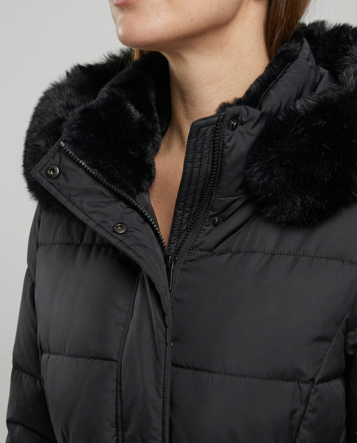 Echoarchiv | Winterjacke - Stilvolle Schwarze Damenjacke mit Einer Kunstfellkapuze