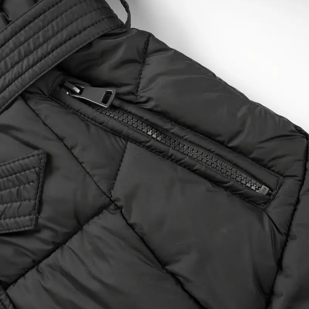 Echoarchiv | Winterjacke - Stilvolle Schwarze Damenjacke mit Einer Kunstfellkapuze