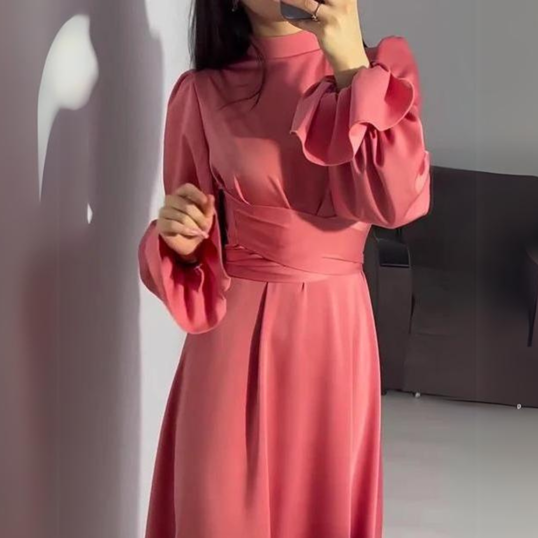 Das seidig weiche Kleid mit langen Ärmeln