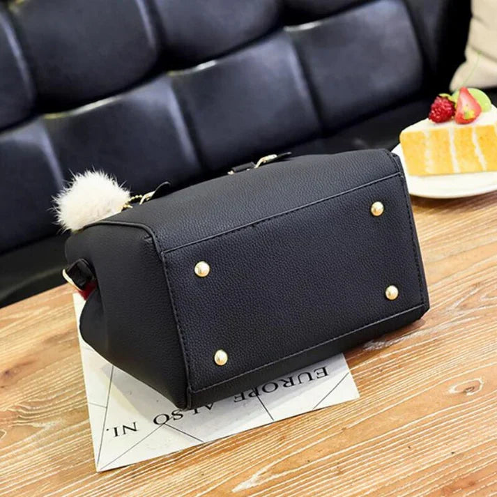 Echoarchiv | Handtasche mit Anhänger