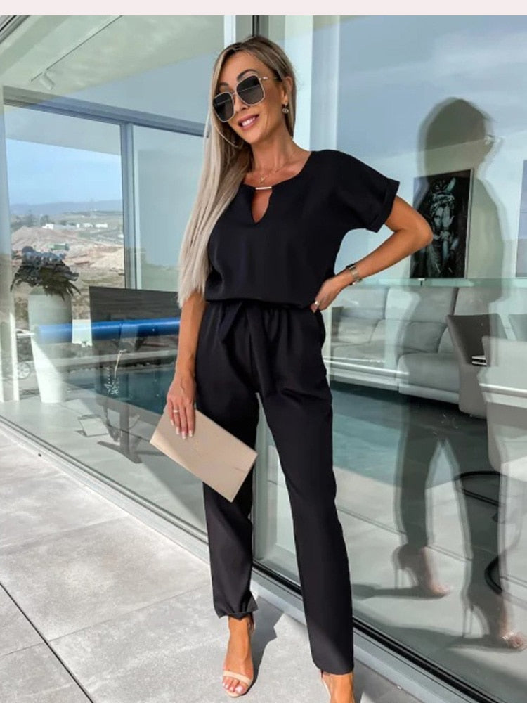 Echoarchiv | Eleganter Jumpsuit mit kurzen Ärmeln und Gürtel