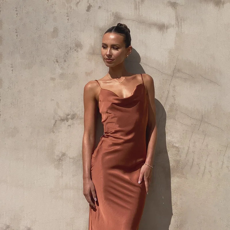 Echoarchiv | Langes Satin Kleid