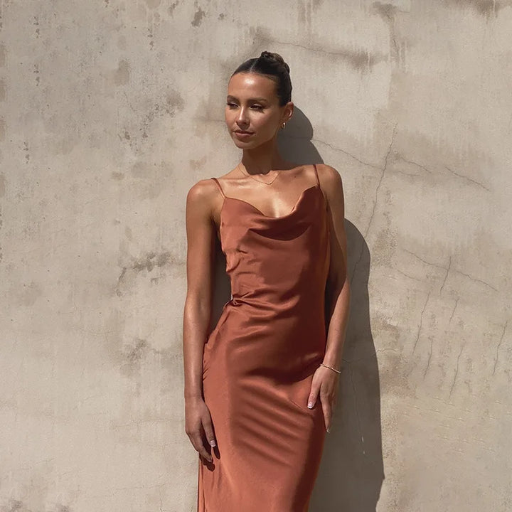 Echoarchiv | Langes Satin Kleid