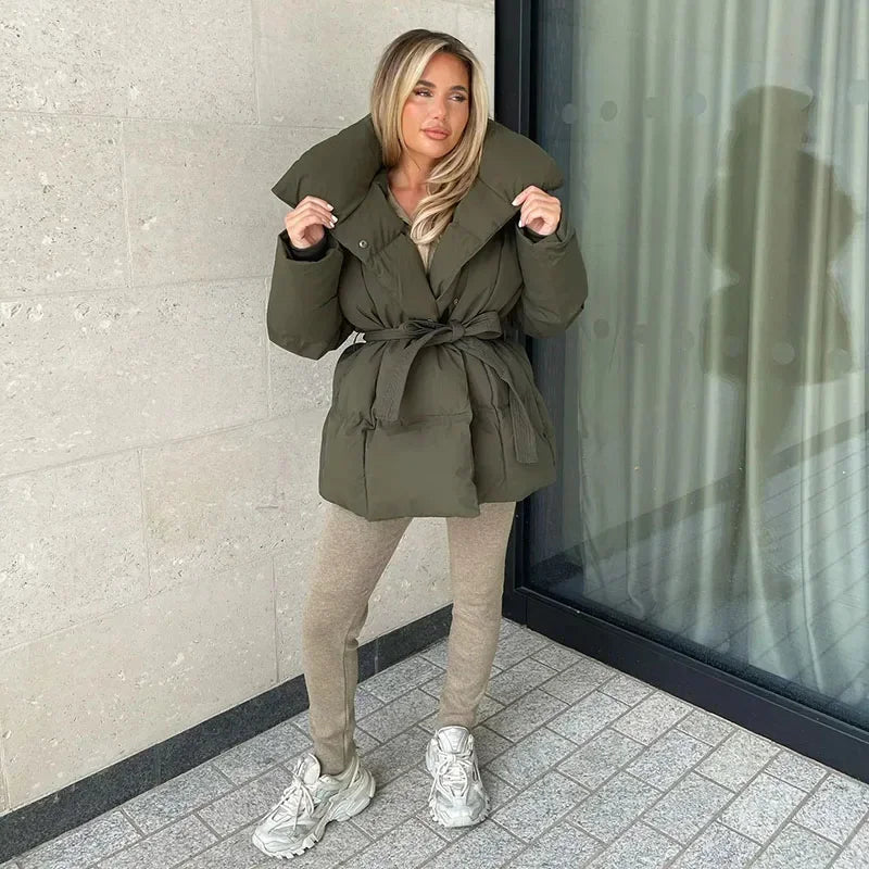 Echoarchiv | Kurze Damenjacke mit Stehkragen und Taillierter Taille