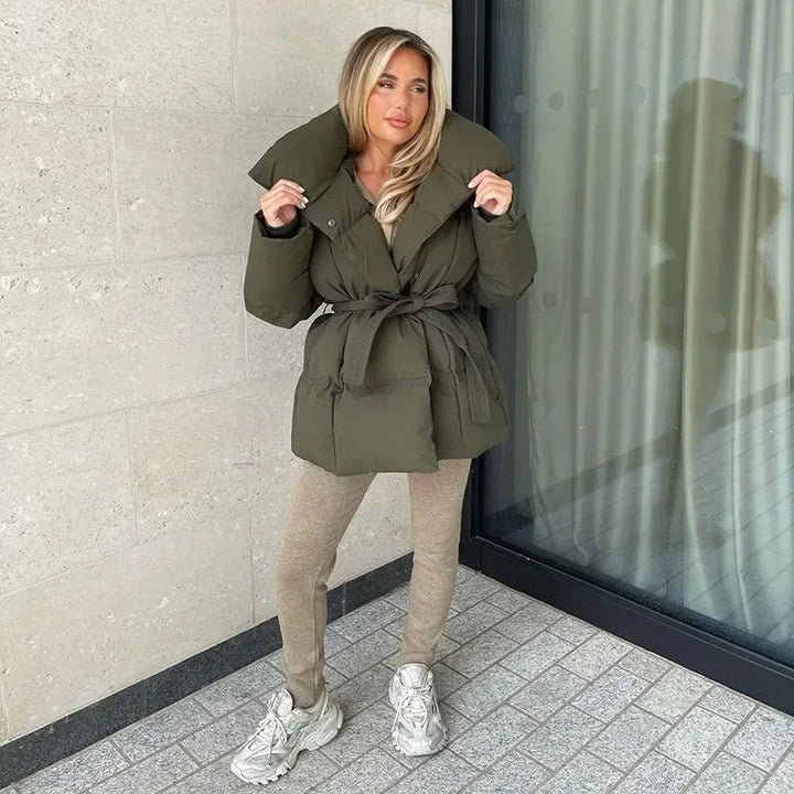 Echoarchiv | Kurze Damenjacke mit Stehkragen und Taillierter Taille